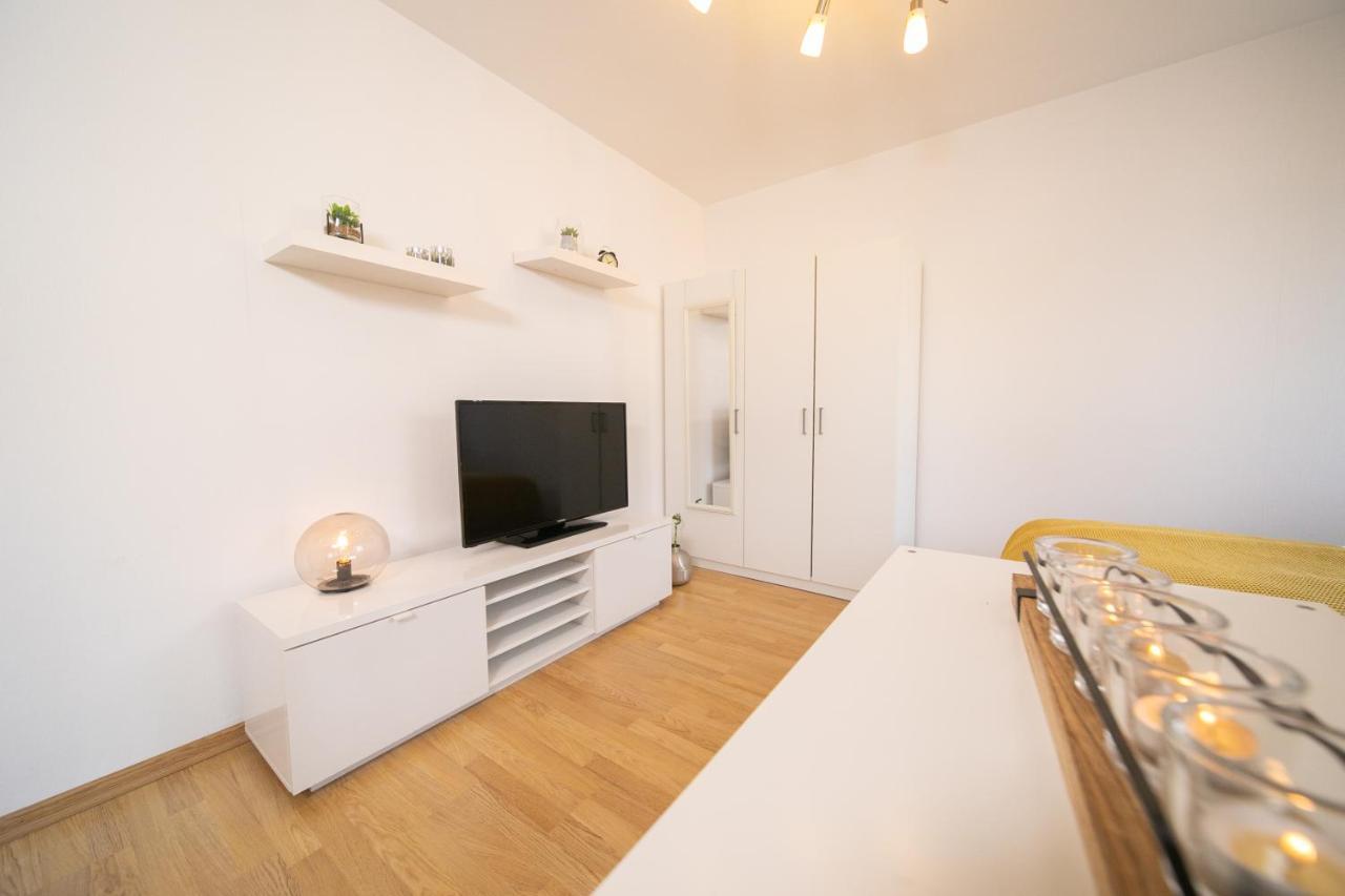 Studio Shiny - Zentral Mit Balkon - Messe - Kueche Нойс Екстер'єр фото